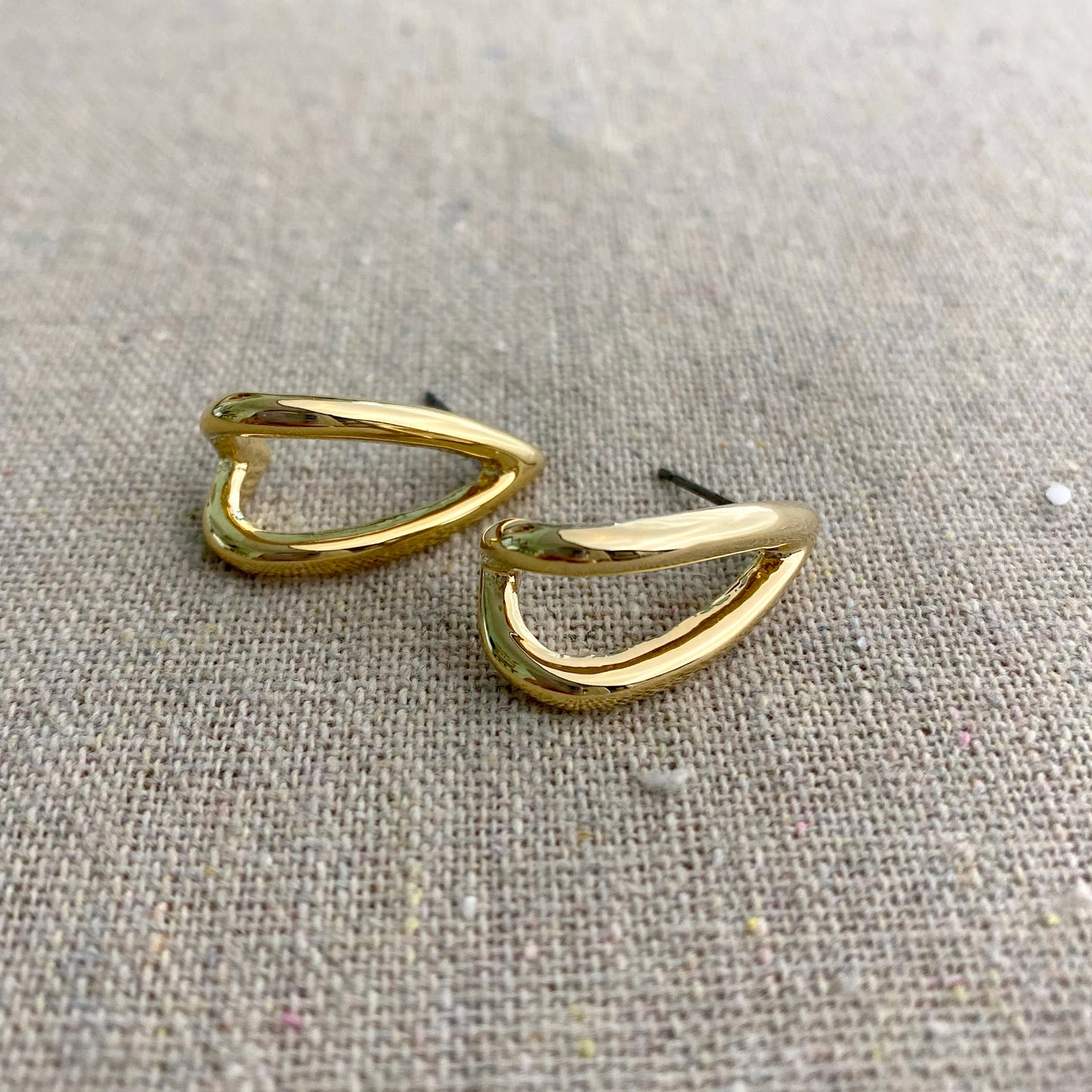 Modern Double Curved Hoop Posts • Gold