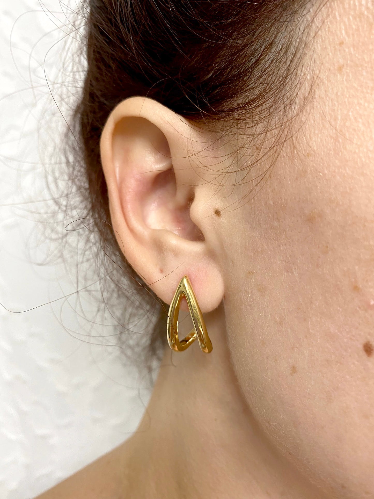 Modern Double Curved Hoop Posts • Gold