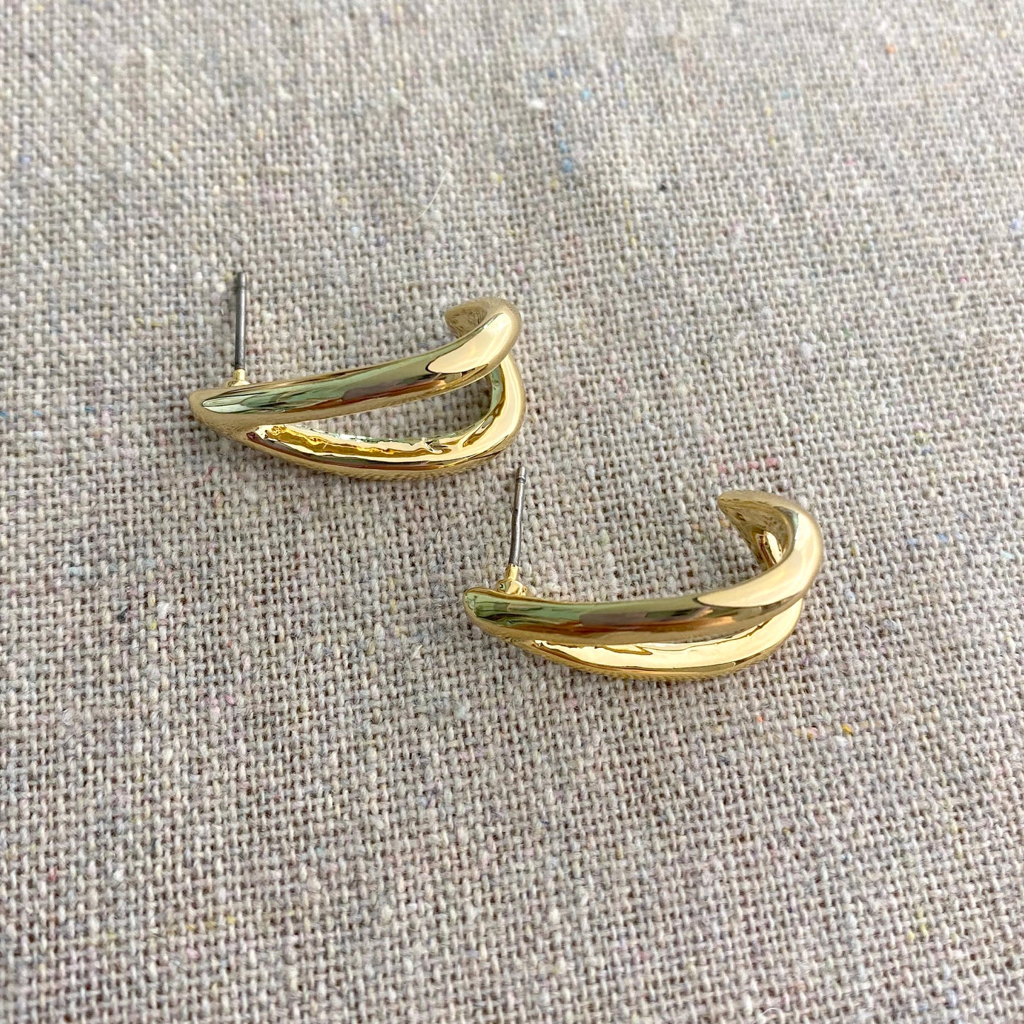 Modern Double Curved Hoop Posts • Gold