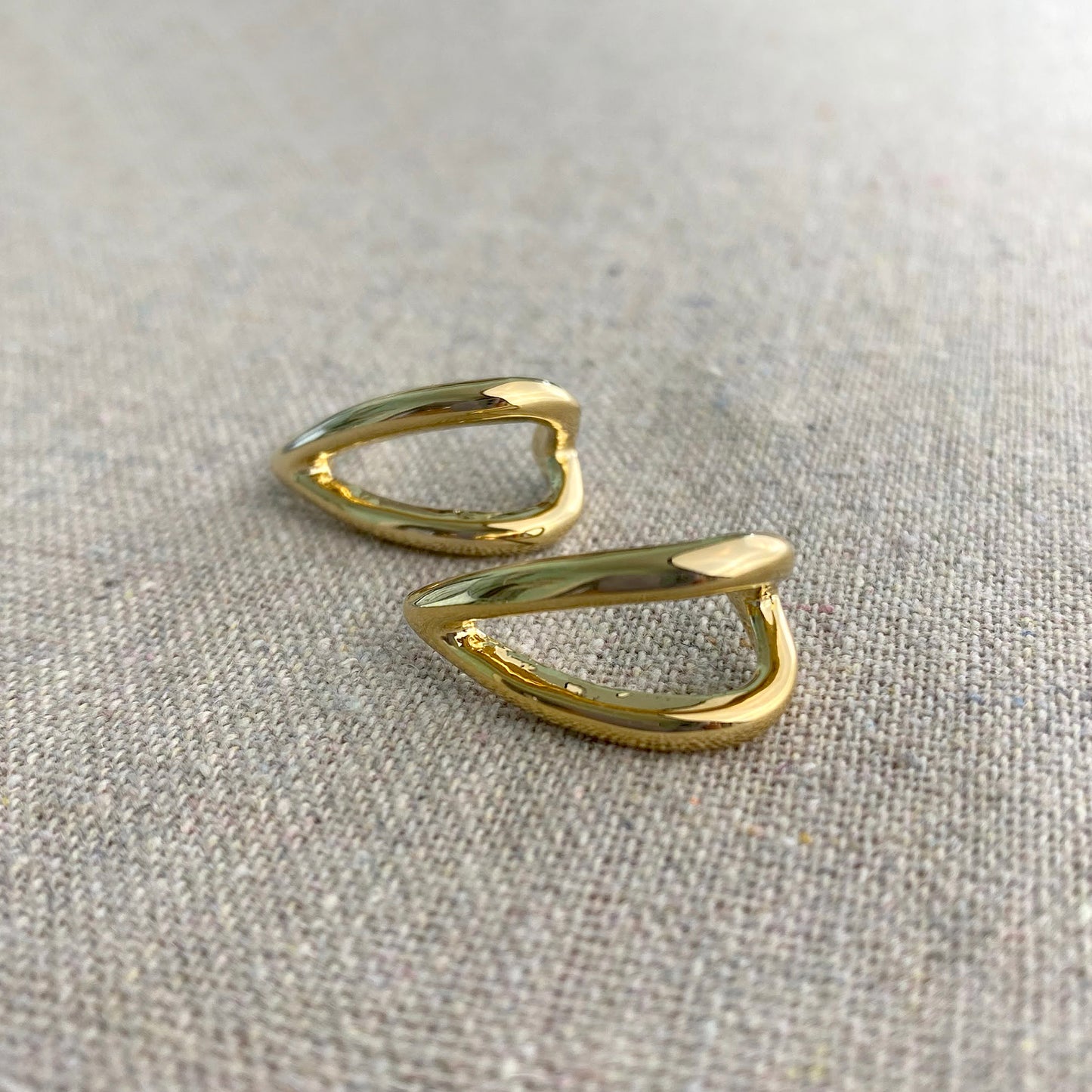 Modern Double Curved Hoop Posts • Gold